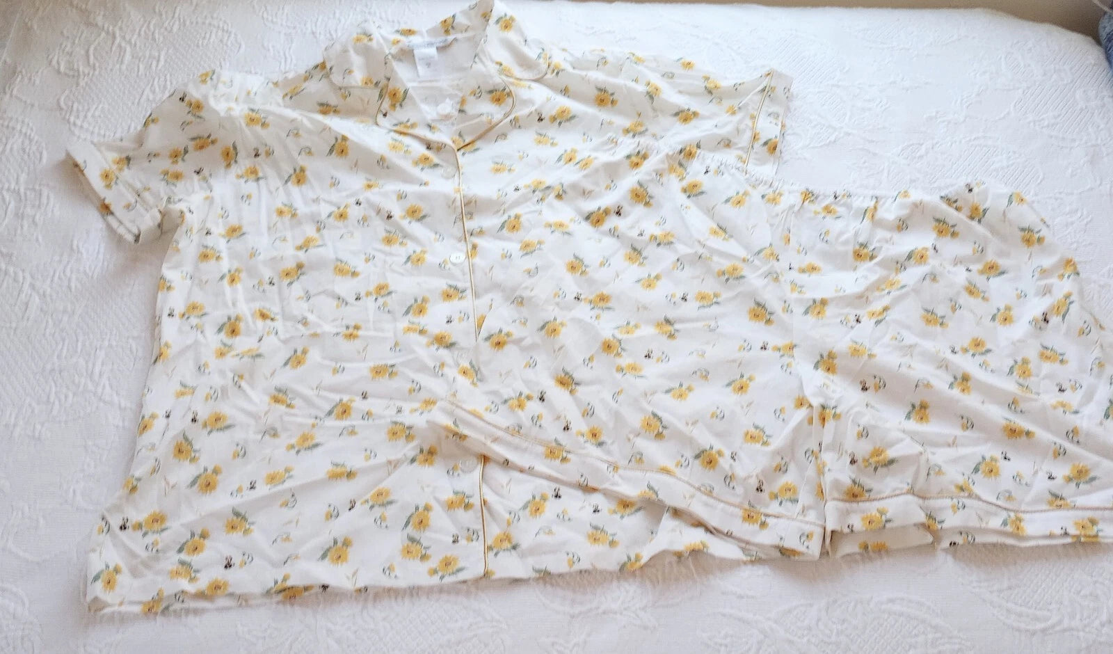 Cuddledown Short Pajama Set, Womens XL Button Top, Yellow Flower and Bee Design