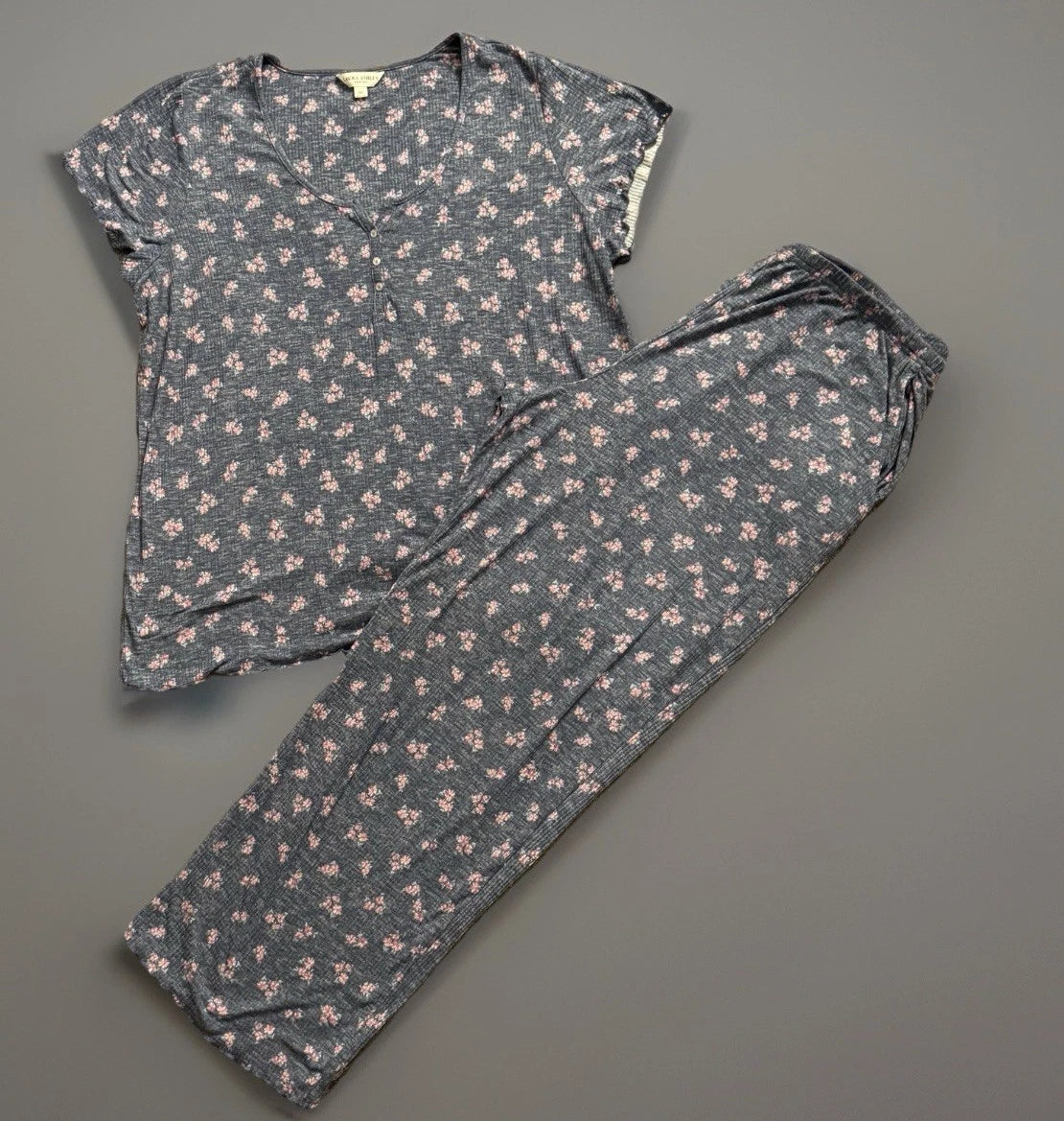 LAURA ASHLEY Pajama Set Womens 1X-Large Gray Pink Floral Short Sleeve Top/Pants